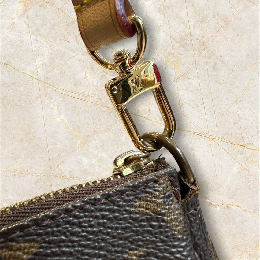 Louis Vuitton Pochette Accessoires Damen Schultertasche — Monogram Canvas