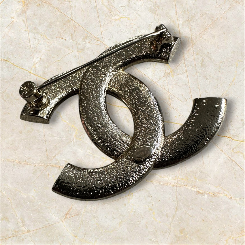Chanel CC Brosche P25 — Kristall-Design
