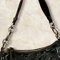 Y2K Guess Shoulder Bag – Lackleder Schwarz