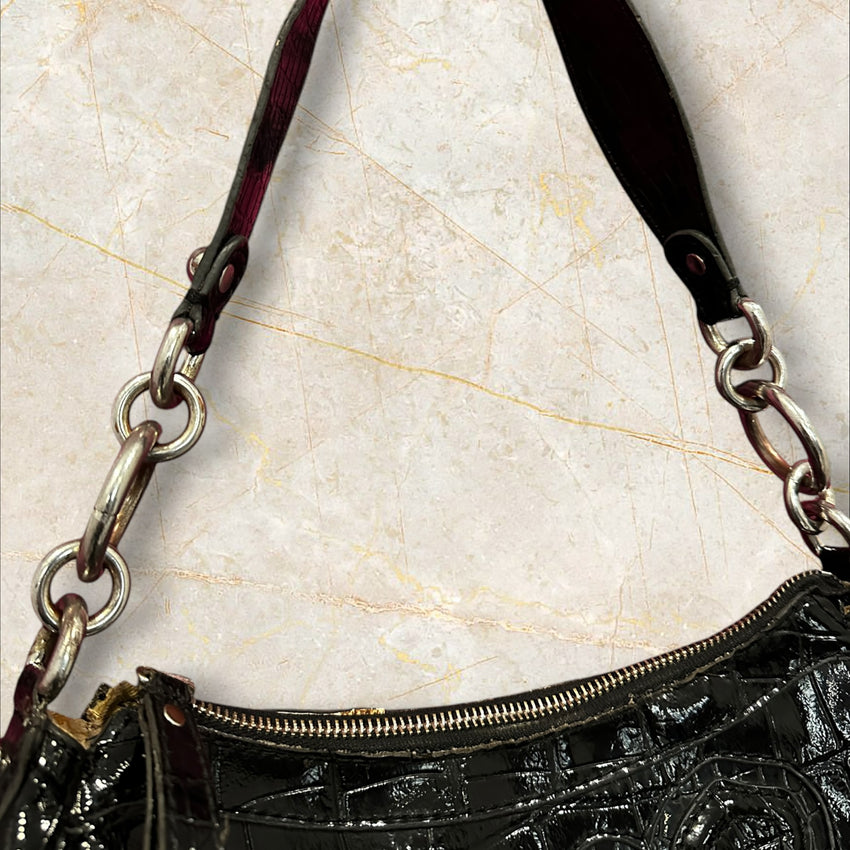 Y2K Guess Shoulder Bag – Lackleder Schwarz