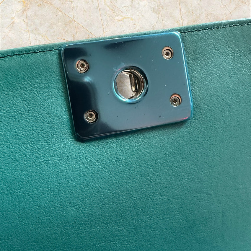 Chanel Boy Bag Medium Flap Bag / Crossbody — Türkis Silberne Hardware