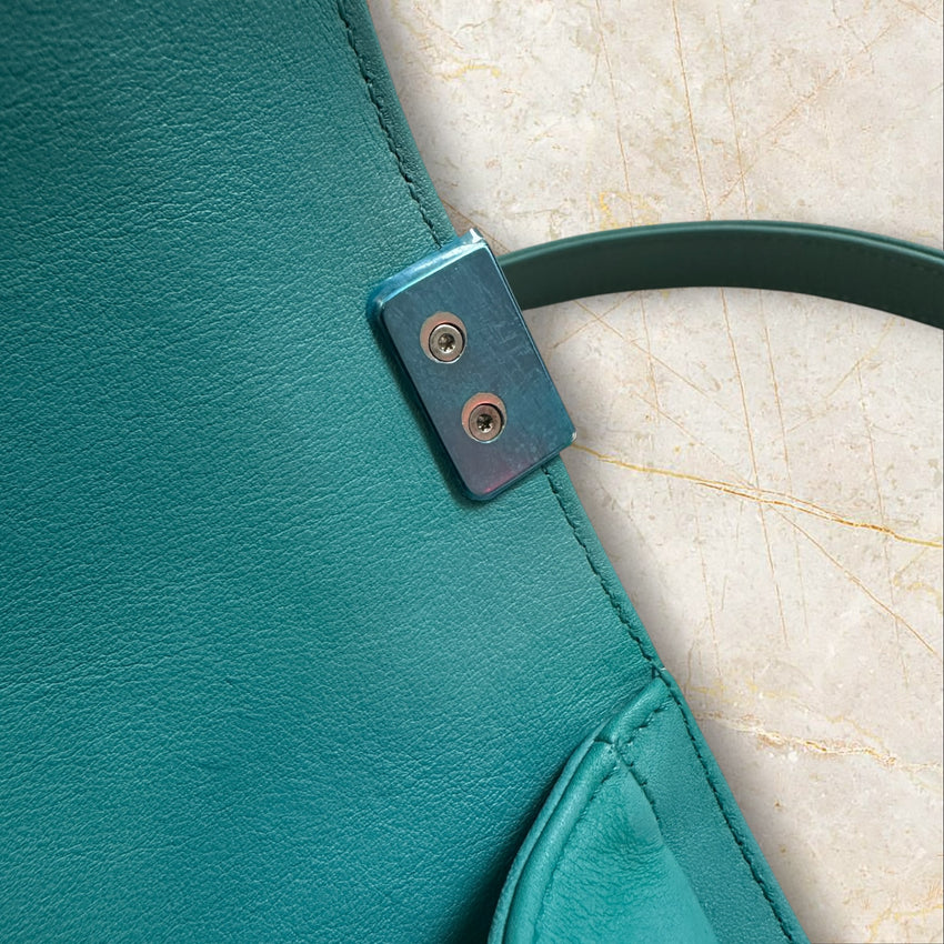 Chanel Boy Bag Medium Flap Bag / Crossbody — Türkis Silberne Hardware