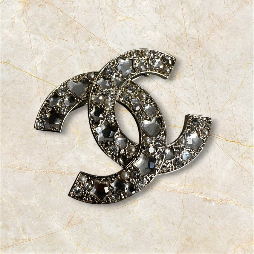 Chanel CC Brosche P25 — Kristall-Design