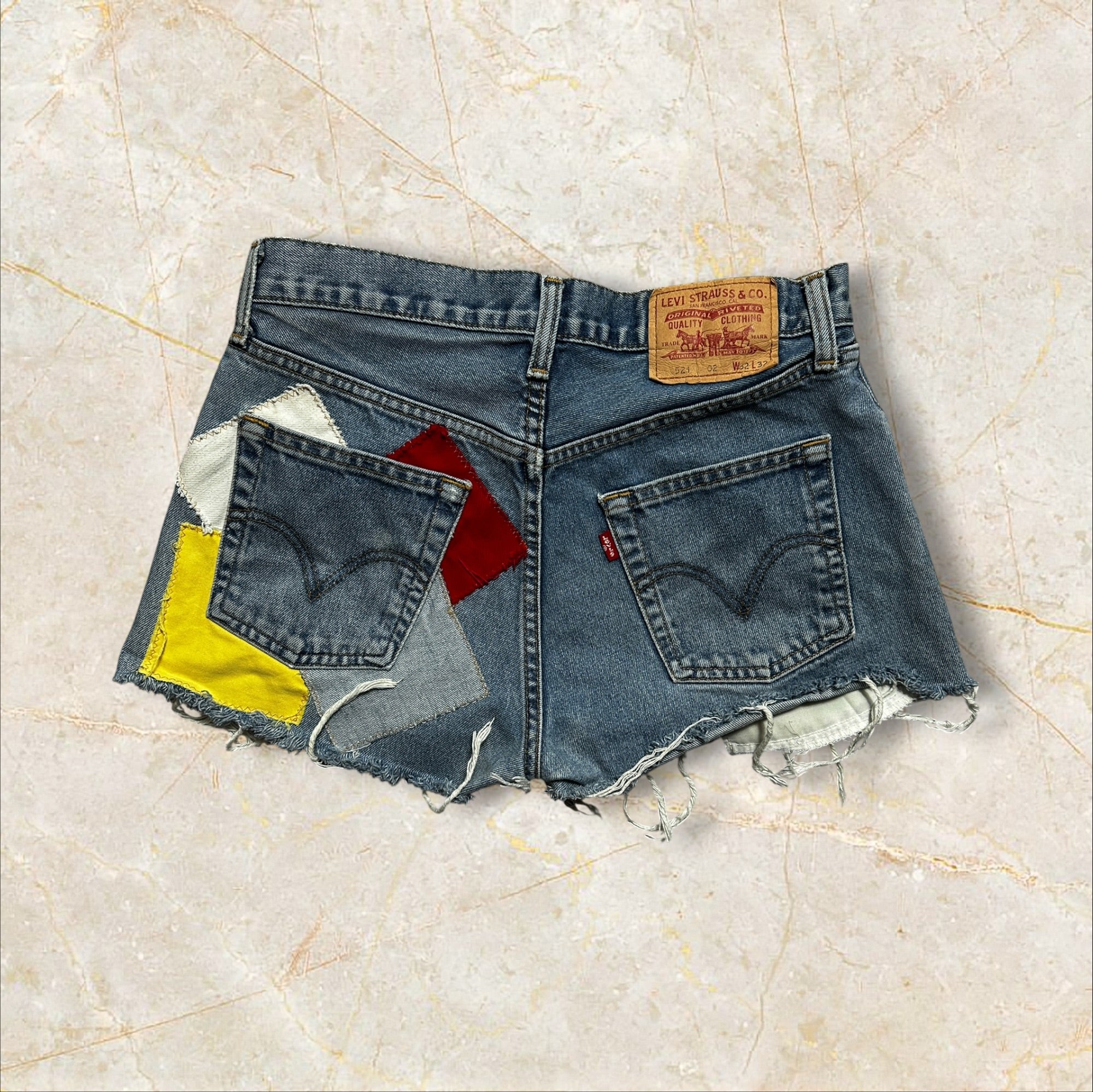 Levi’s Damen Patchwork Denim Shorts — Size 38 / M