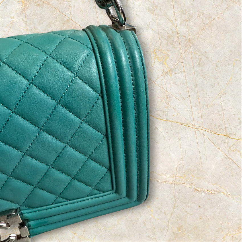 Chanel Boy Bag Medium Flap Bag / Crossbody — Türkis Silberne Hardware