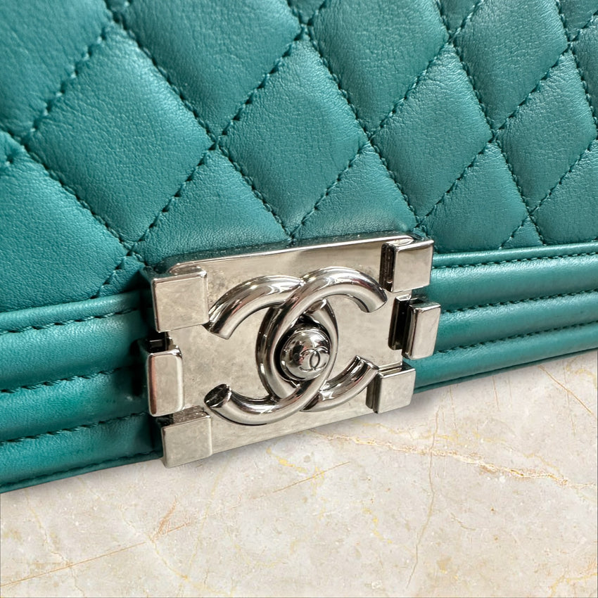 Chanel Boy Bag Medium Flap Bag / Crossbody — Türkis Silberne Hardware