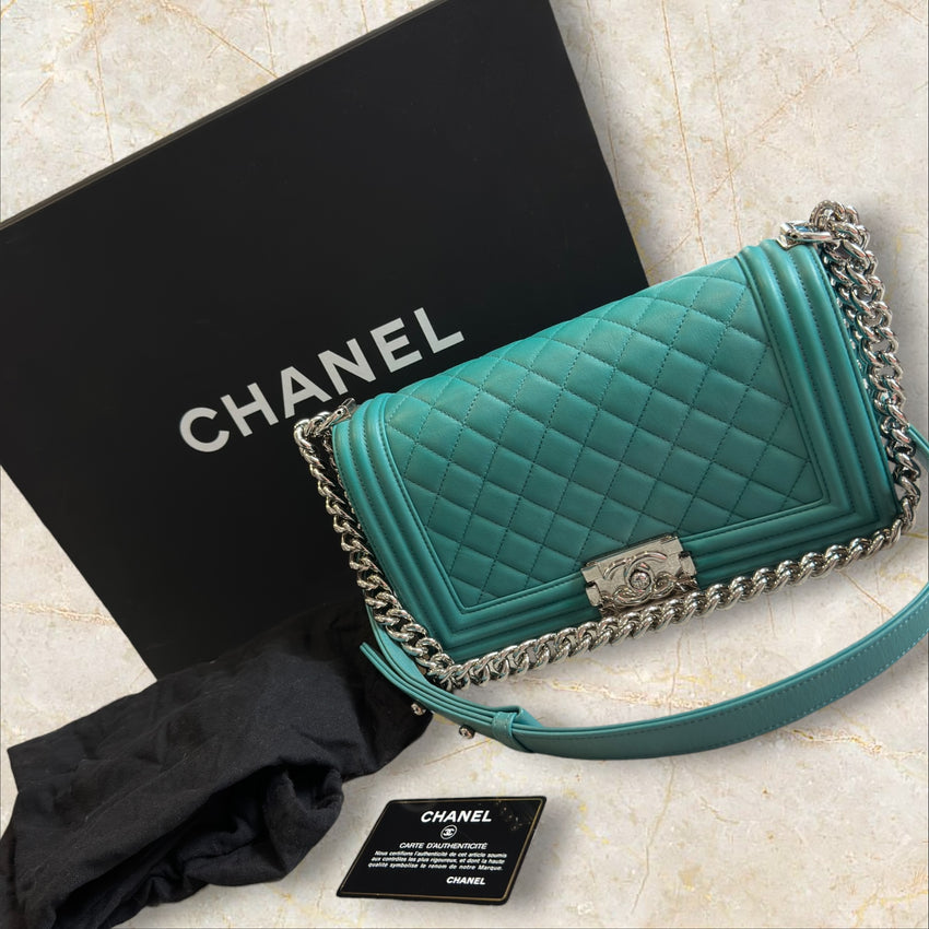Chanel Boy Bag Medium Flap Bag / Crossbody — Türkis Silberne Hardware
