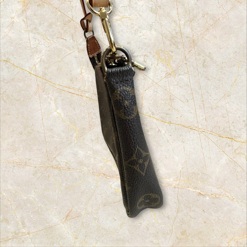 Louis Vuitton Pochette Accessoires Damen Schultertasche — Monogram Canvas