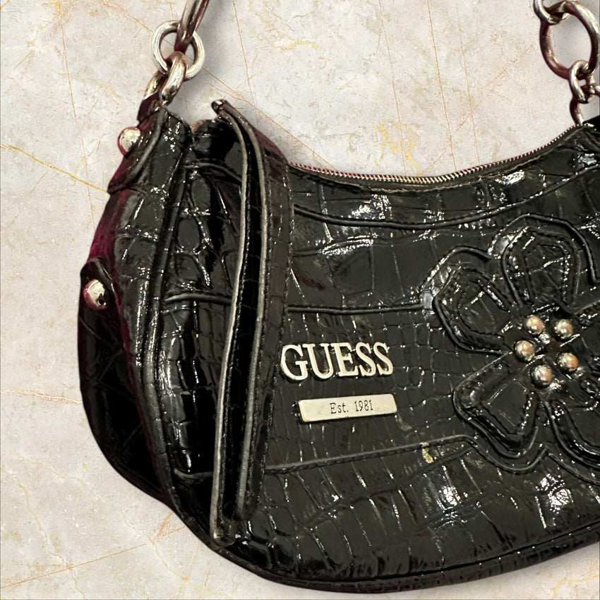 Y2K Guess Shoulder Bag – Lackleder Schwarz