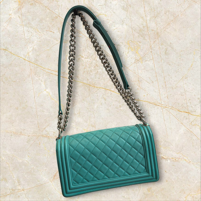 Chanel Boy Bag Medium Flap Bag / Crossbody — Türkis Silberne Hardware