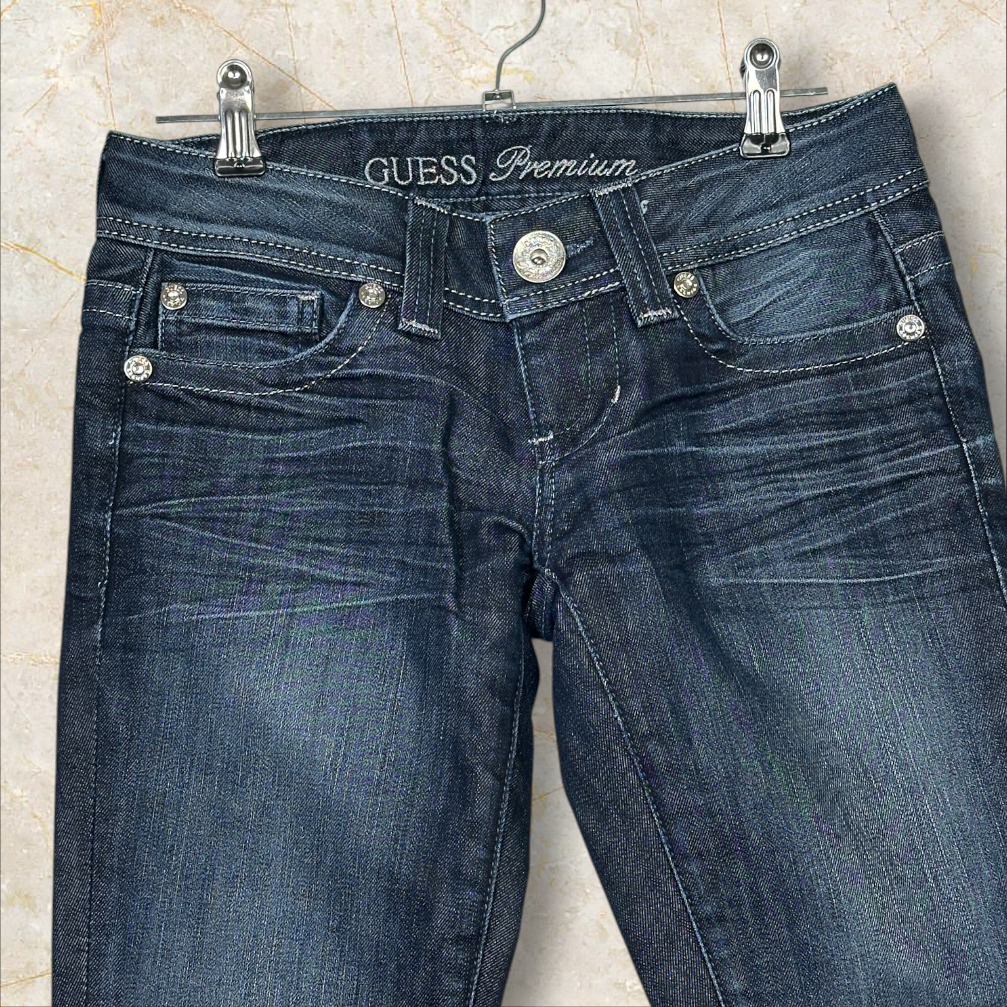 Guess Premium Vintage Damen Flared Jeans — Dark Raw Denim Low Waist Size 34 / XS