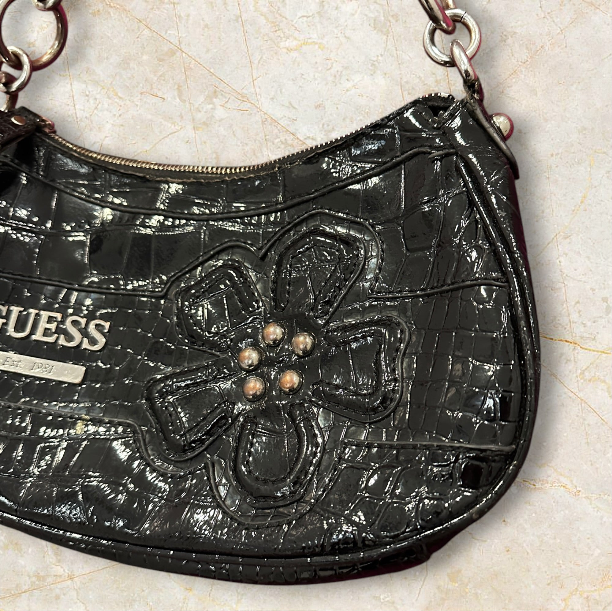 Y2K Guess Shoulder Bag – Lackleder Schwarz