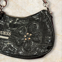 Y2K Guess Shoulder Bag – Lackleder Schwarz