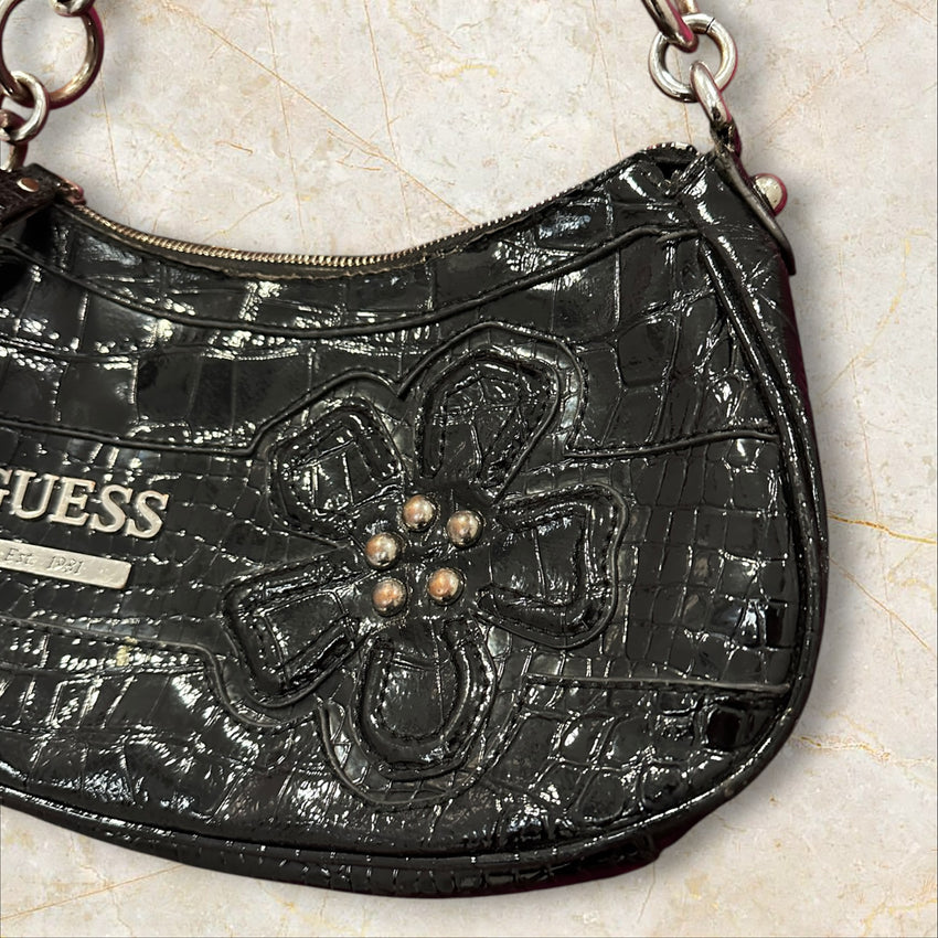 Y2K Guess Shoulder Bag – Lackleder Schwarz