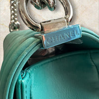 Chanel Boy Bag Medium Flap Bag / Crossbody — Türkis Silberne Hardware