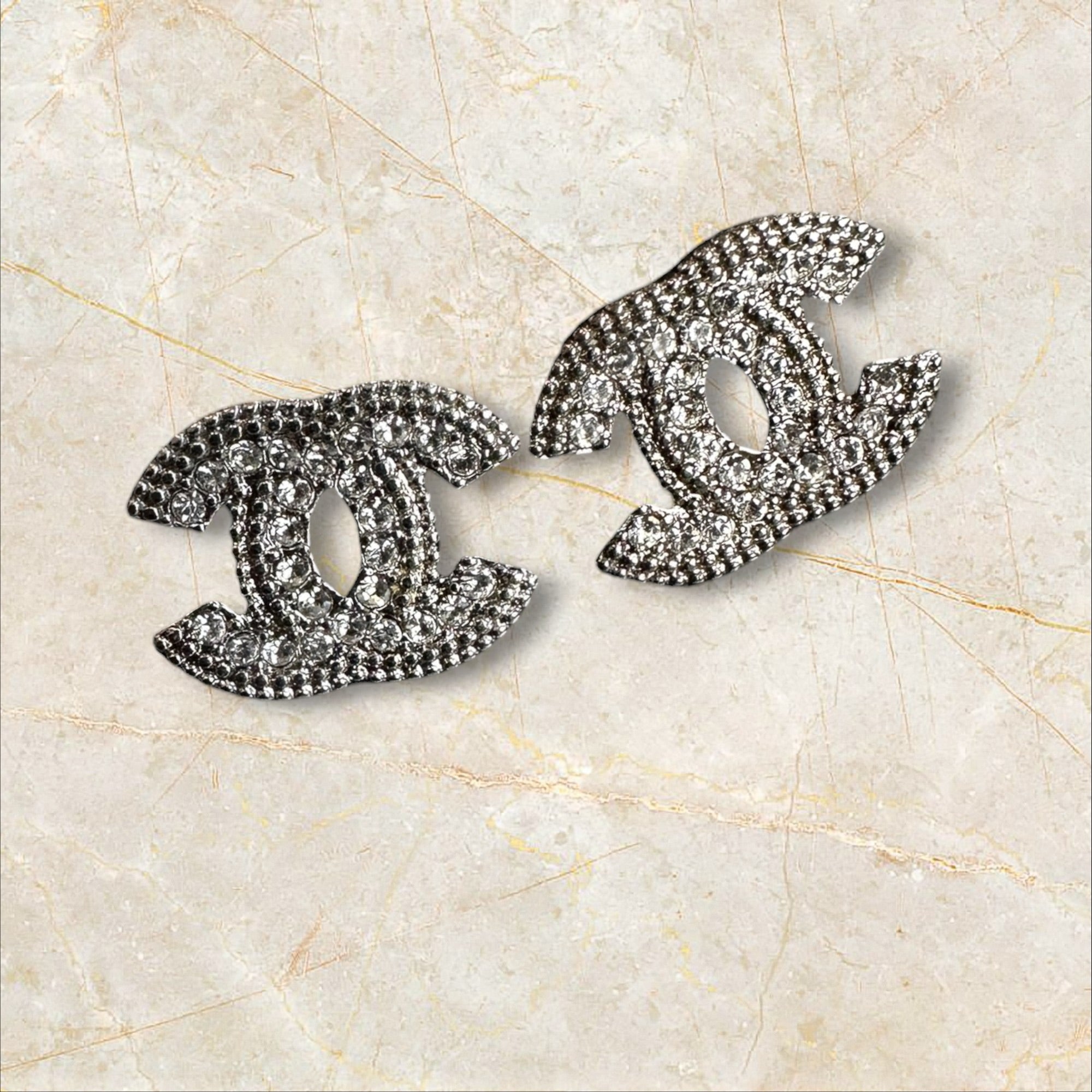 Chanel CC Ohrstecker A13 Strass — Silver Tone