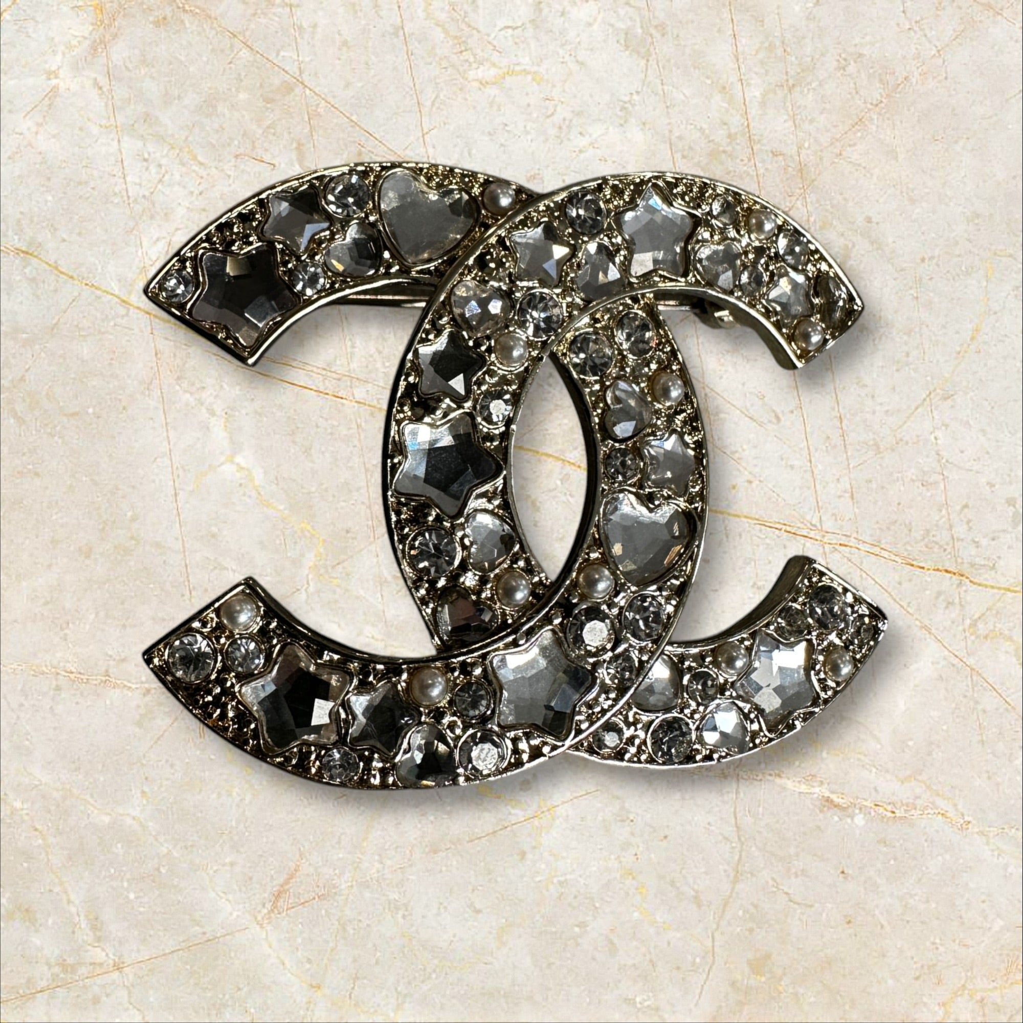 Chanel CC Brosche P25 — Kristall-Design