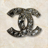 Chanel CC Brosche P25 — Kristall-Design