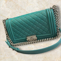 Chanel Boy Bag Medium Flap Bag / Crossbody — Türkis Silberne Hardware