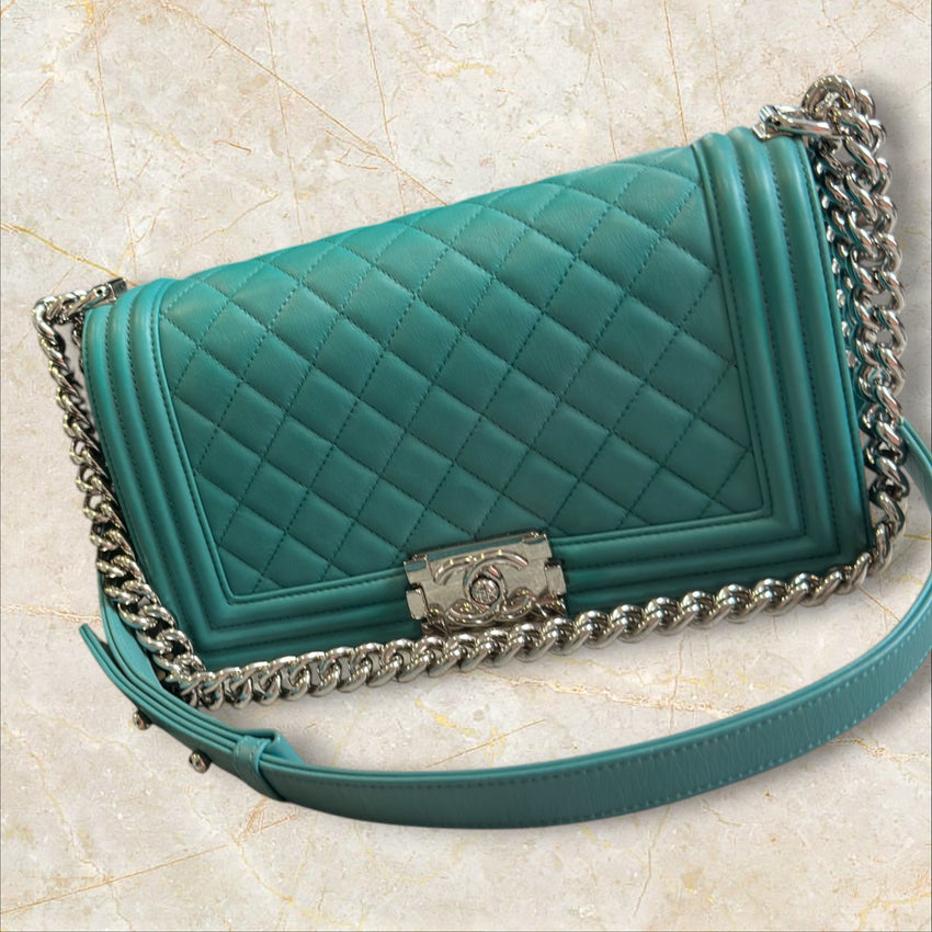 Chanel Boy Bag Medium Flap Bag / Crossbody — Türkis Silberne Hardware