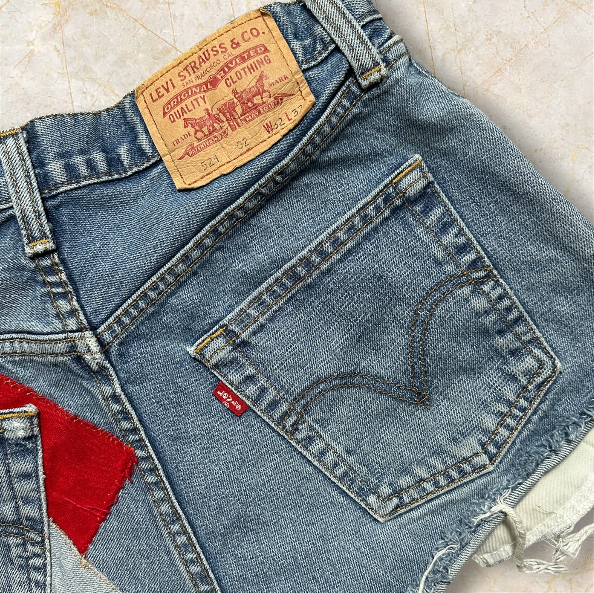 Levi’s Damen Patchwork Denim Shorts — Size 38 / M