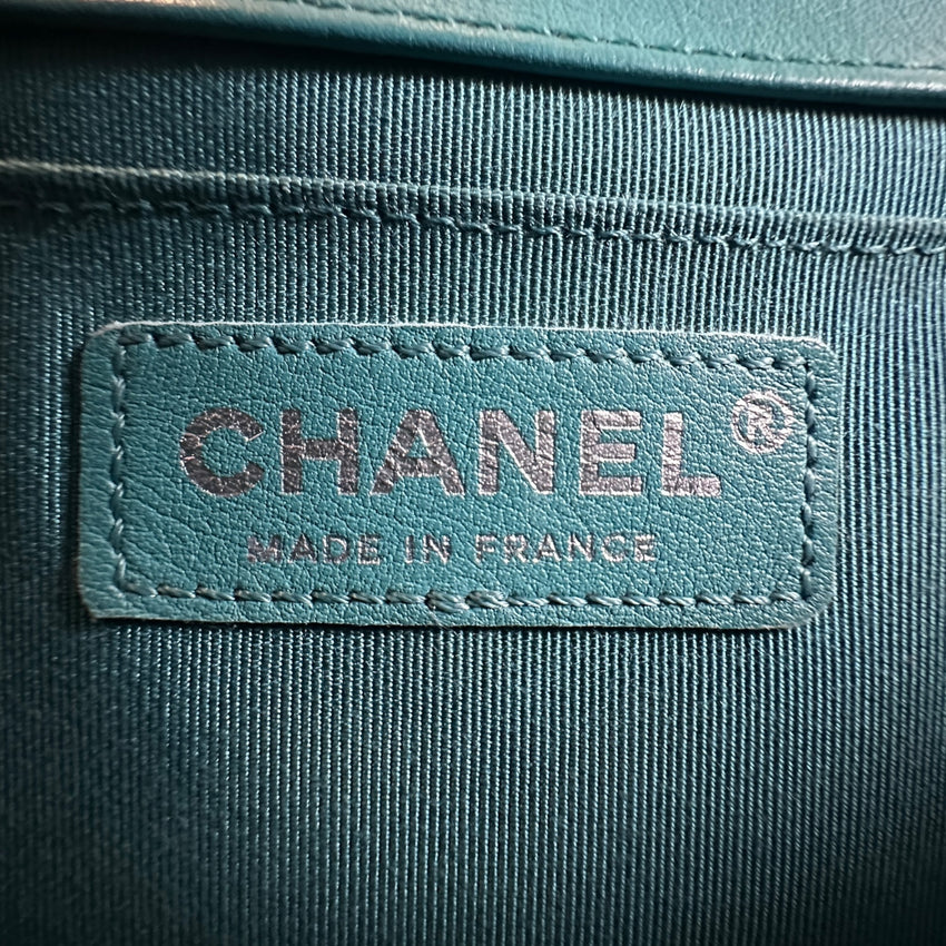 Chanel Boy Bag Medium Flap Bag / Crossbody — Türkis Silberne Hardware