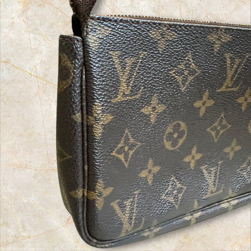 Louis Vuitton Pochette Accessoires Damen Schultertasche — Monogram Canvas