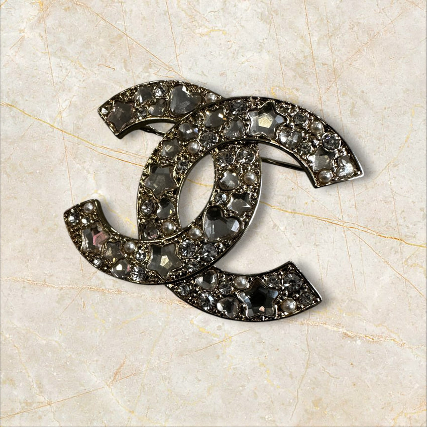 Chanel CC Brosche P25 — Kristall-Design