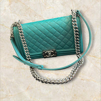 Chanel Boy Bag Medium Flap Bag / Crossbody — Türkis Silberne Hardware