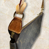 Louis Vuitton Pochette Accessoires Damen Schultertasche — Monogram Canvas