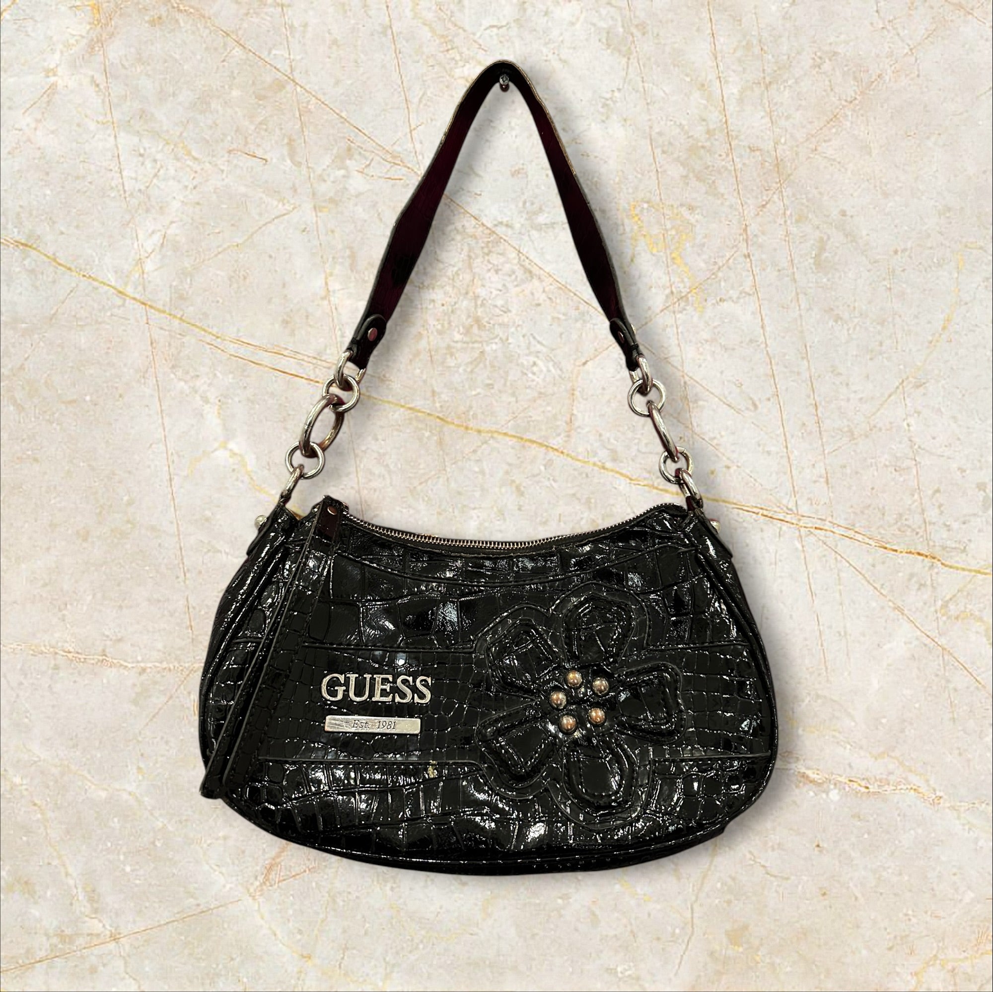 Y2K Guess Shoulder Bag – Lackleder Schwarz